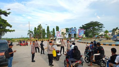 Polres Bombana Bagikan Takjil untuk Warga di Bundaran Tugu Munajah