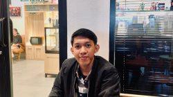 Kristian Abil Kornelis menyuarakan kritik soal ketimpangan pembangunan di Sulawesi Tenggara saat ditemui di Kendari.