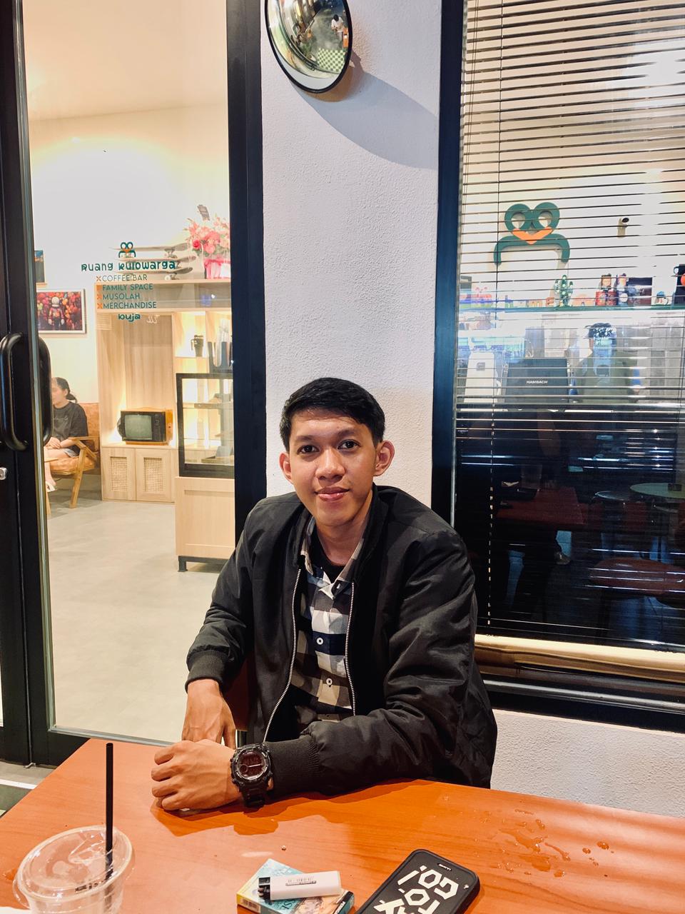 Kristian Abil Kornelis menyuarakan kritik soal ketimpangan pembangunan di Sulawesi Tenggara saat ditemui di Kendari.