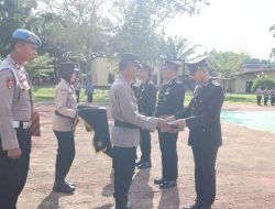 Polres Bombana Beri Penghargaan Empat Personel Berprestasi di Upacara Hari Kesadaran Nasional