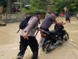 Bahu-Membahu di Tengah Genangan, Bhabinkamtibmas dan Warga Lawan Banjir di Tontonunu