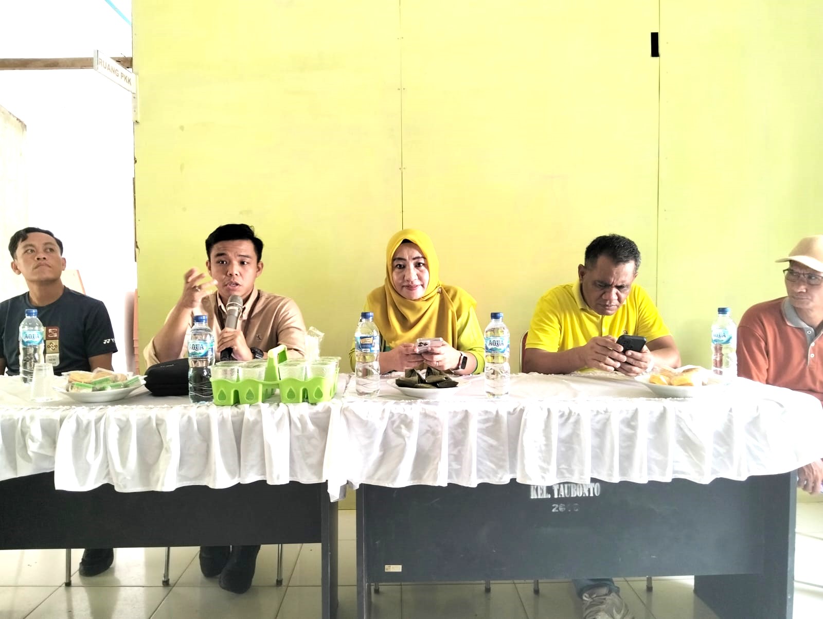 Diskusi interaktif antara masyarakat dan Dinas Kesehatan Bombana dalam kegiatan sosialisasi pelayanan kesehatan di Rarowatu.