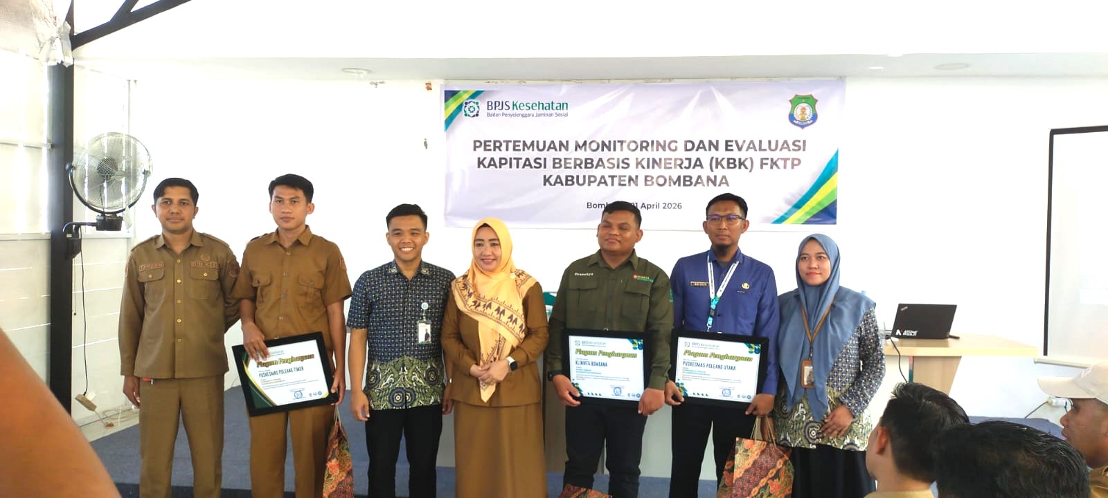 Penyerahan piagam penghargaan kepada Puskesmas atas capaian kinerja pelayanan kesehatan dalam program KBK FKTP