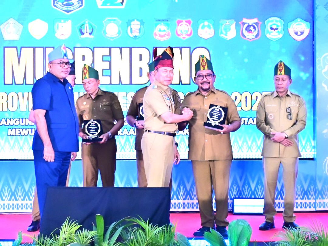 Gubernur Sulawesi Tenggara, Mayjen TNI (Purn) Andi Sumangerukka, S.E., M.M menyerahkan penghargaan kepada Bupati Bombana, Ir. H. Burhanuddin, M.Si