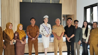 Pelaksana Tugas Kepala Dinas Pariwisata, Pemuda dan Olahraga Kabupaten Bombana, Anton Ferdinan, menerima kunjungan tim calon Putri Indonesia