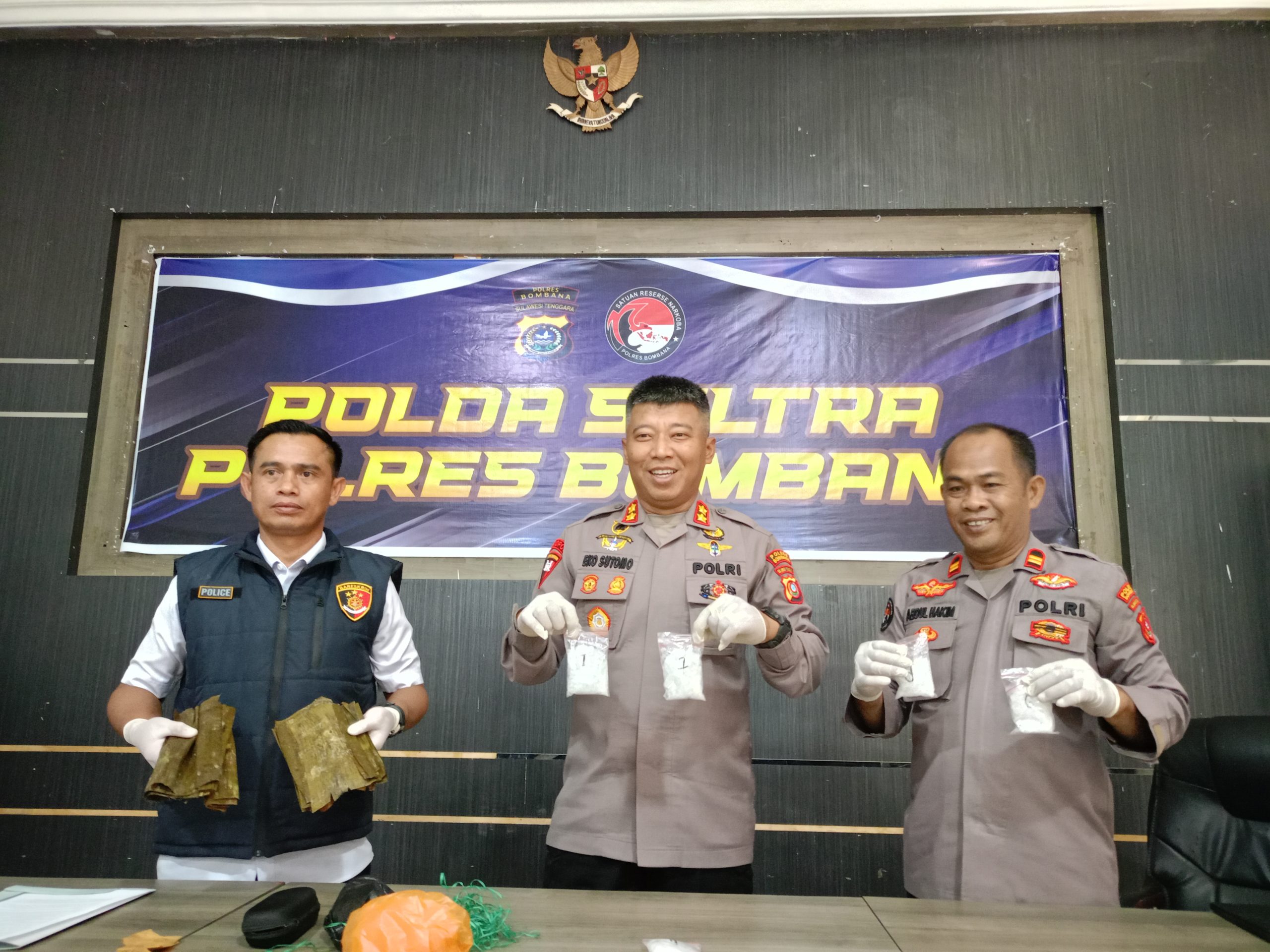 Dari Kiri, Kasat Resnarkoba,Polres Bombana, IPTU Rusdianto Ladiwa, SH.,MH, Kapolres Bombana, AKBP Eko Sutomo, dan Kasi Humas, IPTU Abdul Hakim