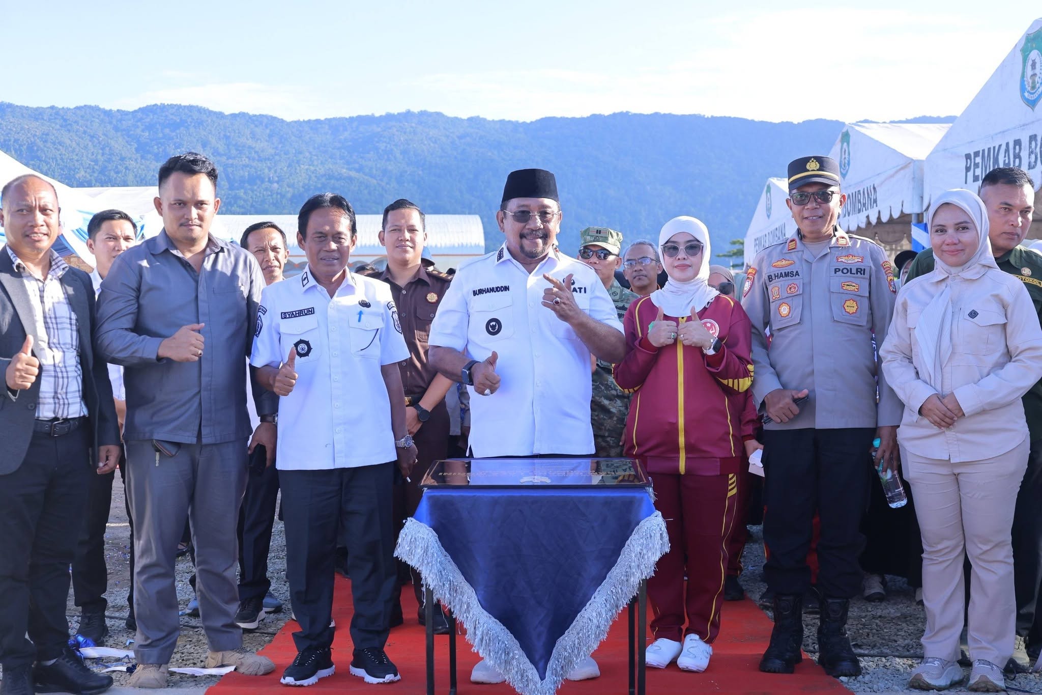 Pemkab Bombana meresmikan Kolam Renang Laea Morini di Sport Center Bombana. Bupati Burhanuddin harapkan fasilitas ini tingkatkan prestasi atlet dan dukung PAD daerah.