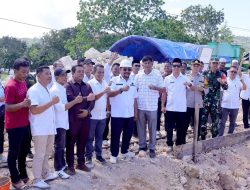 Pemkab Bombana Dukung Pembangunan Masjid Baburridha, Bupati Burhanuddin Serahkan Bantuan Pembangunan
