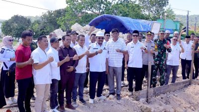Pemkab Bombana Dukung Pembangunan Masjid Baburridha, Bupati Burhanuddin Serahkan Bantuan Pembangunan