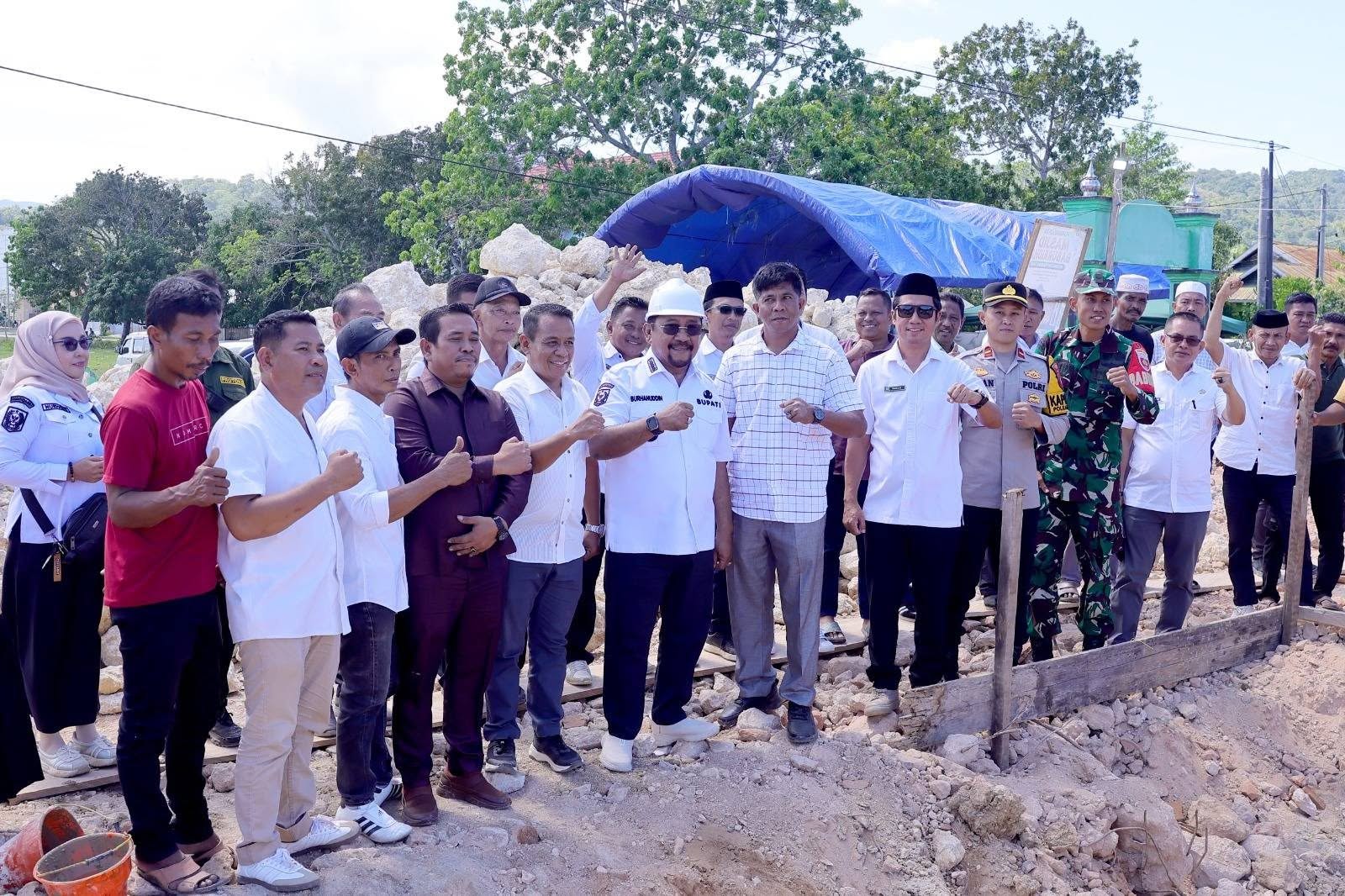 Pemkab Bombana resmi memulai pembangunan Masjid Baburridha di Kelurahan Bambaea. Bupati Burhanuddin lakukan peletakan batu pertama dan berikan bantuan pembangunan.