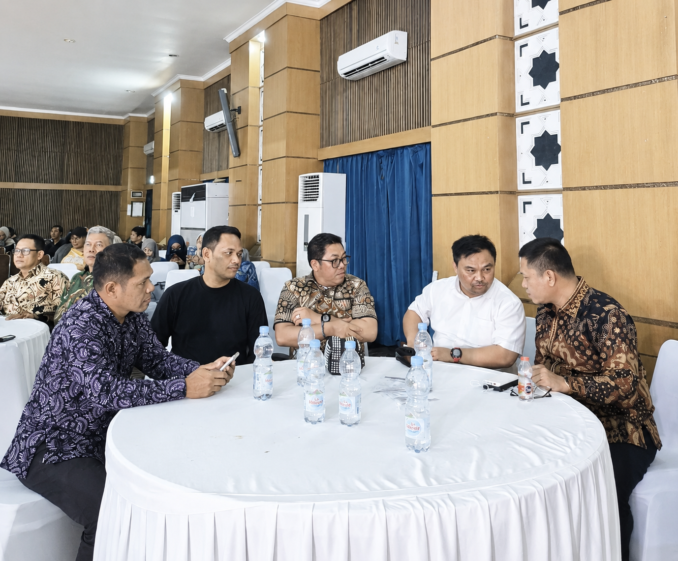 Ketgam. Dari kiri, Badrussalam (ketua Harian IKALUIN Jakarta) dan Kedua dari Kiri, Muh. Arham (Pendiri dan Direktur Eksekutif LKPD Nusantara)