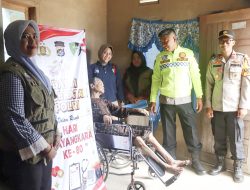 Polres Bombana Serahkan Kursi Roda untuk Warga Lanjut Usia