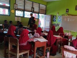 Babinsa Hadir di Sekolah, Tanamkan Disiplin dan Semangat Meraih Cita-cita kepada Siswa SDN 67 Teppoe