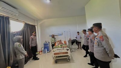Kapolres Bombana Jenguk AKP Muhammad Nur Sultan, Beri Semangat dan Doa Kesembuhan