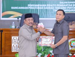 Bupati Bombana Serahkan Raperda Pertanggungjawaban APBD 2025 ke DPRD