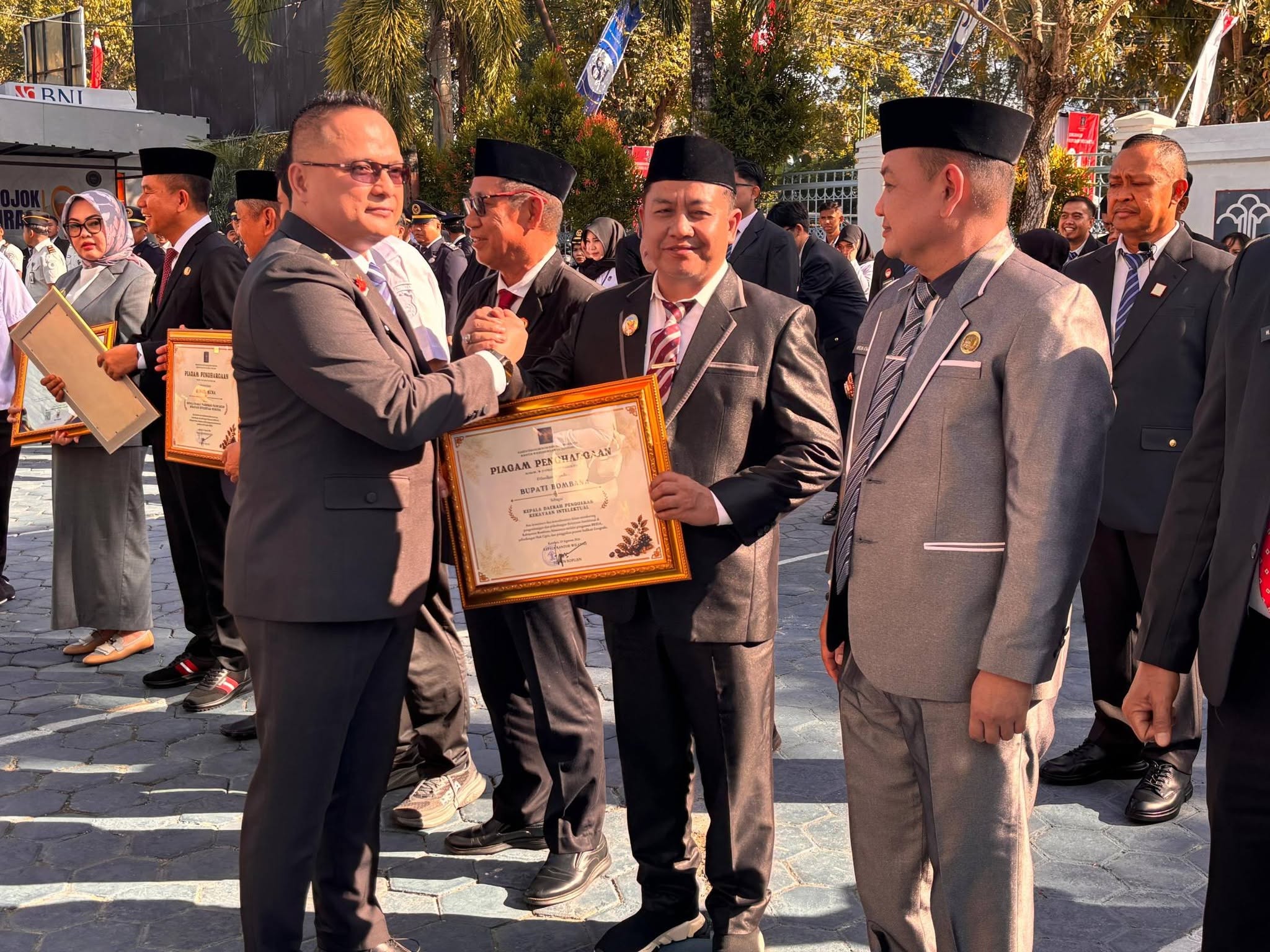 Pemkab Bombana menerima penghargaan sebagai Kepala Daerah Penggerak Kekayaan Intelektual dari Kanwil Kementerian Hukum Sulawesi Tenggara atas komitmen mengembangkan BRIDA, Hak Cipta dan potensi Indikasi Geografis daerah.